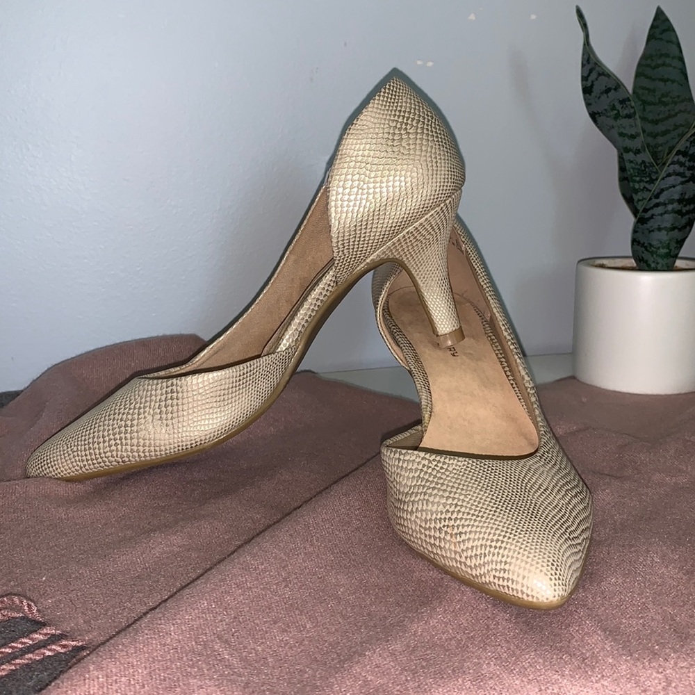 NWOT CL by Laundry Gold heels